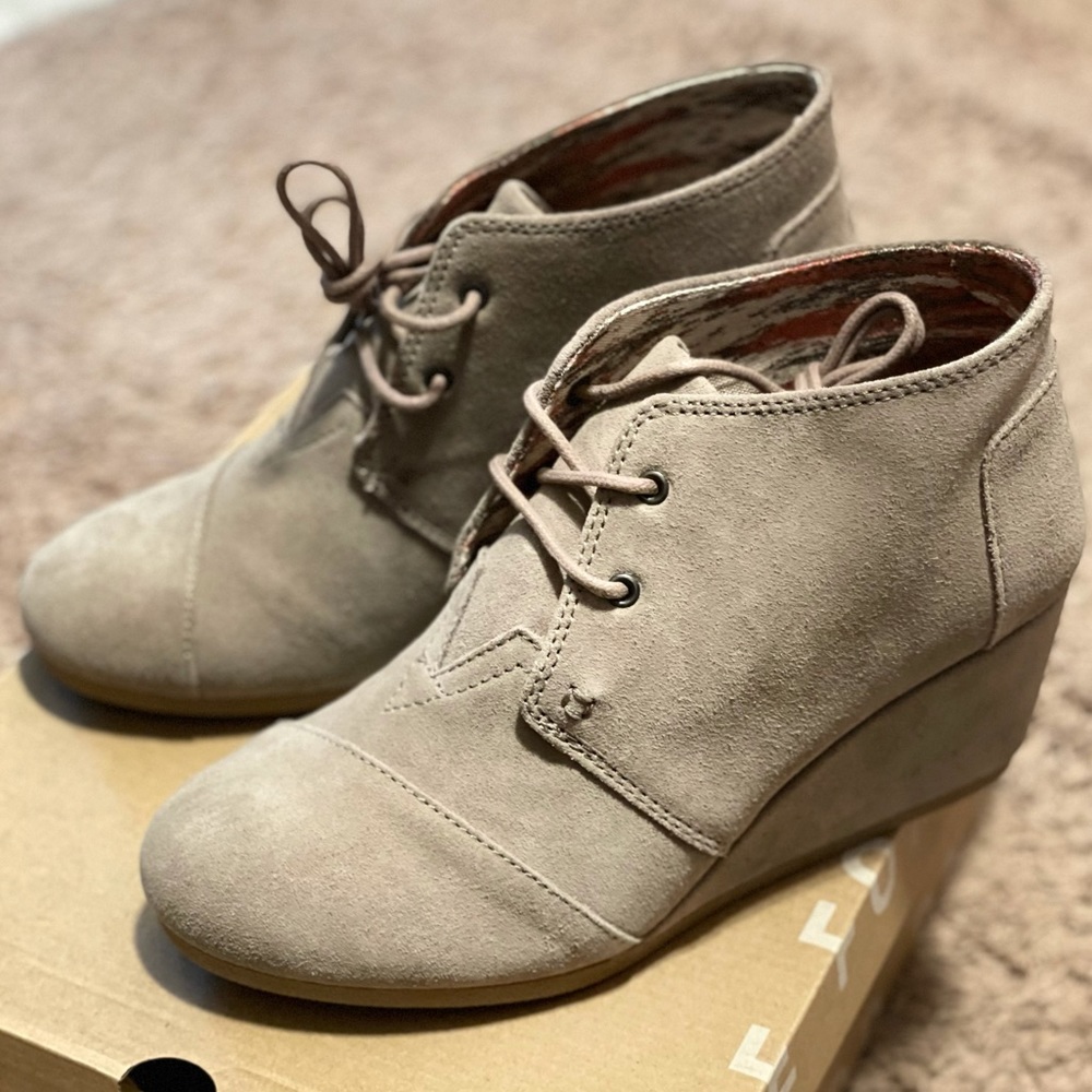 TOMS women’s size 8.5 NWT Kala Desert wedge bootie in Taupe Suede